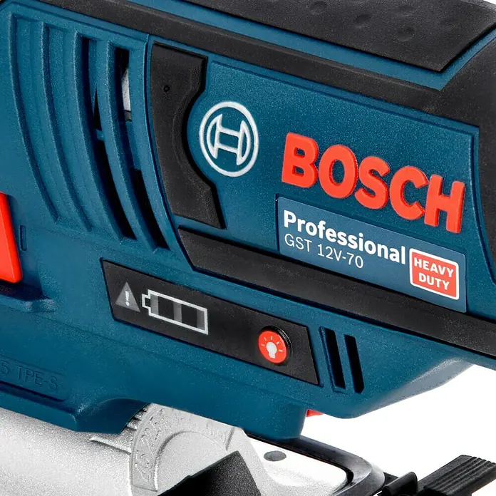 Bosch Professional Akku-Stichsäge GST 12V-7012 V, Li-Ionen, Ohne Akku, Leerlaufhubzahl: 1.500 /min - 2.800 /min - Nahaufnahme einer Bosch GST 12V-70 Professional Stichsäge, die die Marke, das Modell und die Bedienelemente hervorhebt.