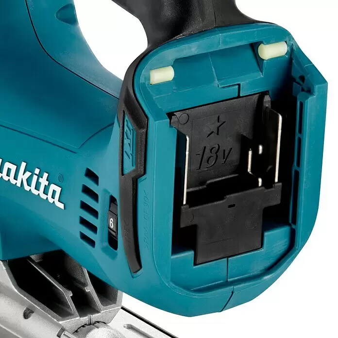 Makita LXT 18V Sierra de calar de batería DJV182Z - 18 V, Iones de litio, Sin batería, Número de carreras marcha en vacío: 800 /min - 3.500 /min - Primer plano de la ranura de batería de 18V de una herramienta Makita turquesa y negra, mostrando contactos metálicos y marcas.
