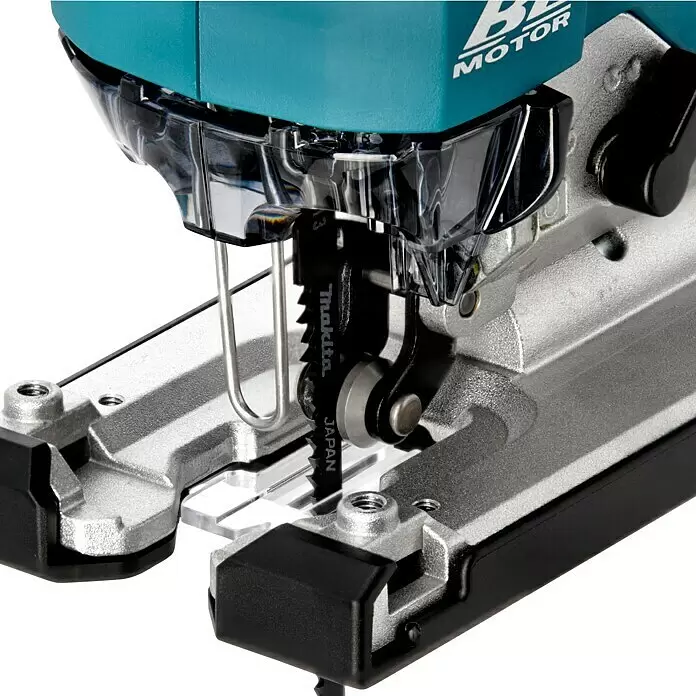 Makita LXT 18V Sierra de calar de batería DJV182Z - 18 V, Iones de litio, Sin batería, Número de carreras marcha en vacío: 800 /min - 3.500 /min - Primer plano de una sierra de calar turquesa y plata, mostrando la hoja negra 'Makita JAPAN', el protector transparente y la carcasa del motor.