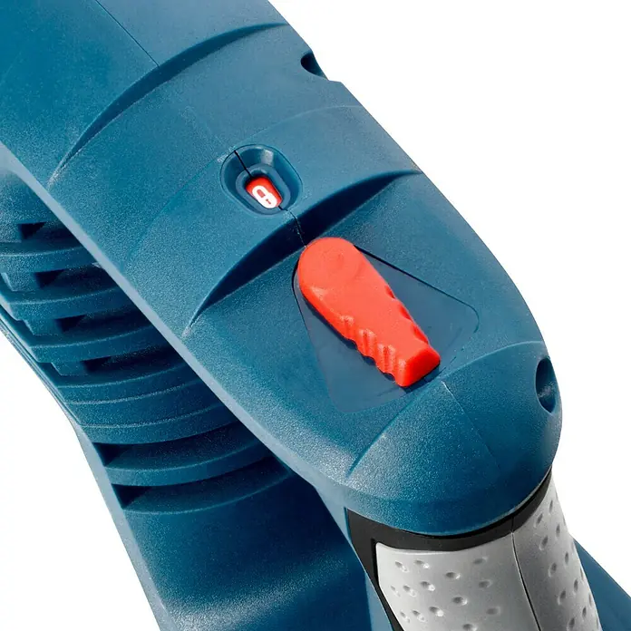 Bosch Professional AMPShare 18V Akku-Säbelsäge GSA 18 V-LI - 18 V, Ohne Akku, Leerlaufhubzahl: 0 /min - 2.700 /min - Detailansicht eines blauen Elektrowerkzeugs mit rotem Knopf und Sicherheitssymbol, das die Funktionalität und Designmerkmale hervorhebt.