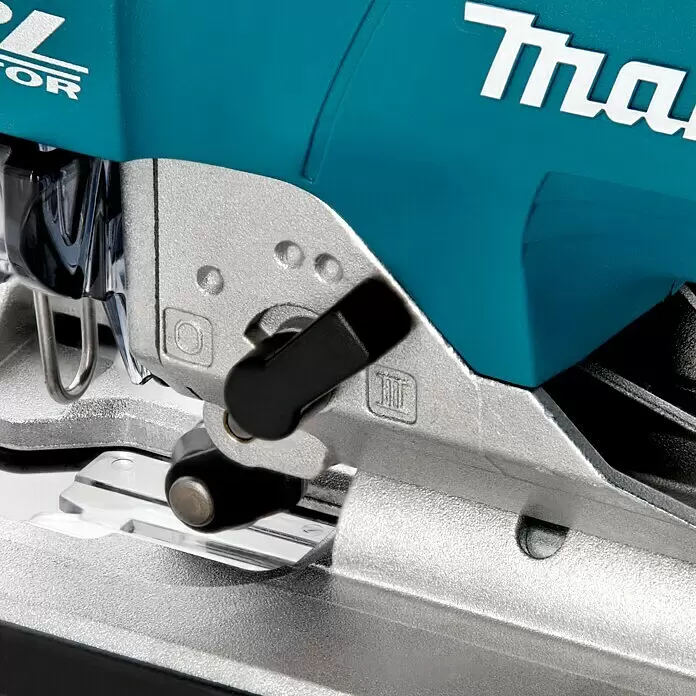 Makita LXT 18V Sierra de calar de batería DJV182Z - 18 V, Iones de litio, Sin batería, Número de carreras marcha en vacío: 800 /min - 3.500 /min - Primer plano de una herramienta eléctrica turquesa con una base de metal gris plateado texturizado y palancas de ajuste negras.