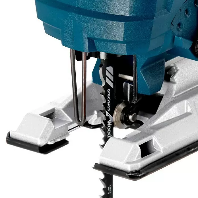 Bosch Professional AMPShare 18V Sierra de calar de batería GST 18V-LI L-Boxx - 18 V, Sin batería, Número de carreras marcha en vacío: 0 /min - 2.700 /min - Primer plano de una sierra de calar azul y plateada que muestra la hoja negra para madera, la placa base y la guía.