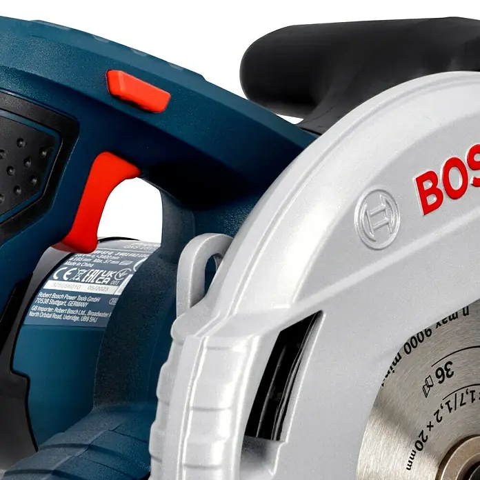 Bosch Professional AMPShare 18V Akku-Handkreissäge GKS 18V-57 G L-Boxx - 18 V, Ohne Akku, Leerlaufdrehzahl: 3.400 U/min, Sägeblatt: 165 mm - Nahaufnahme einer Bosch Kreissäge mit gut sichtbaren Details des Sägeblatts und der blauen Gehäusekomponenten.