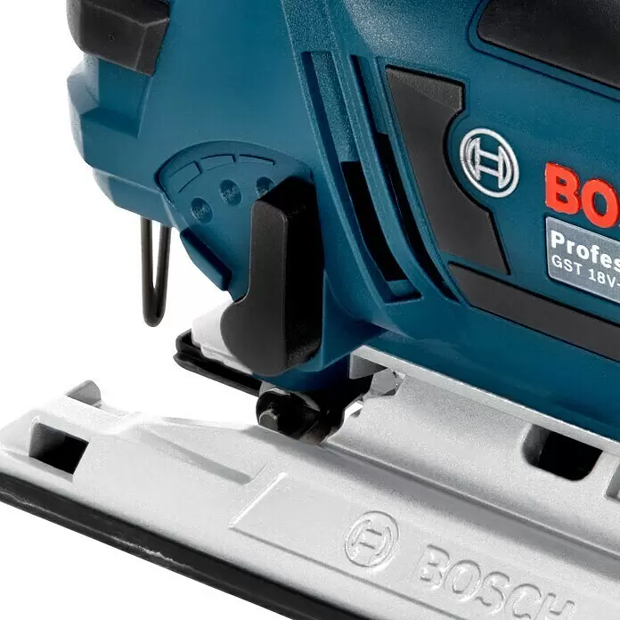 Bosch Professional AMPShare 18V Sierra de calar de batería GST 18V-LI L-Boxx - 18 V, Sin batería, Número de carreras marcha en vacío: 0 /min - 2.700 /min - Primer plano de una sierra de calar Bosch azul y plateada, destacando su placa base y guía de hoja.