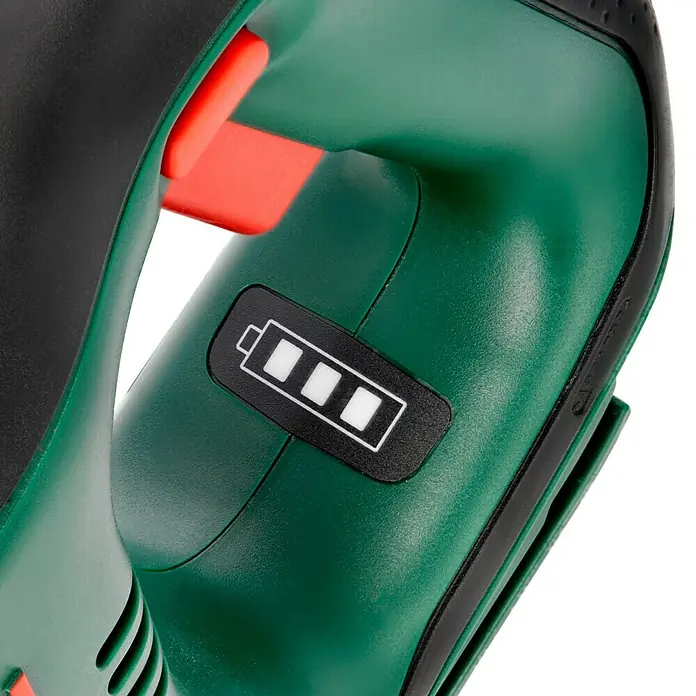 Bosch Power for All 18V Akku-Säbelsäge AdvancedRecip 18 - 18 V, Ohne Akku, Leerlaufhubzahl: 0 /min - 3.100 /min - Detailaufnahme einer grünen Akku-Heckenschere mit Batteriestandsanzeige, die drei von vier Balken gefüllt anzeigt.