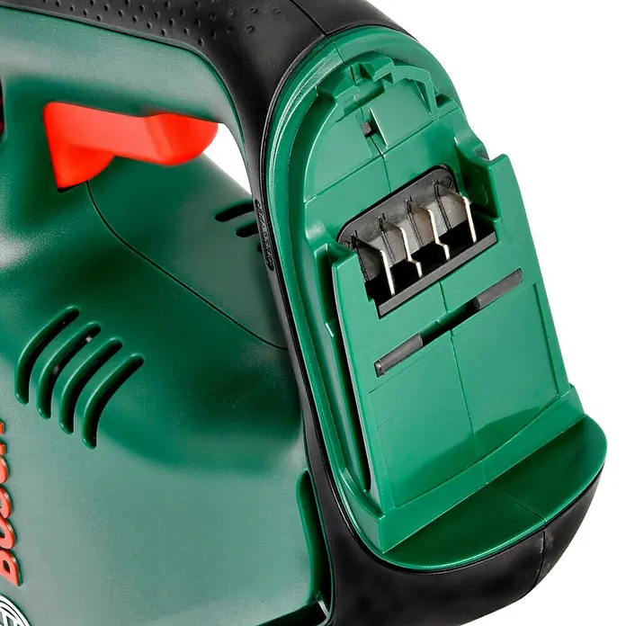 Bosch Power for All 18V Akku-Säbelsäge AdvancedRecip 18 - 18 V, Ohne Akku, Leerlaufhubzahl: 0 /min - 3.100 /min - Nahaufnahme einer grünen Bosch-Heckenschere mit schwarzem Griff, die den Akkuanschluss zeigt.