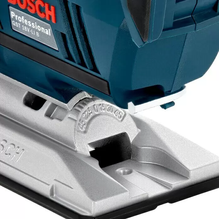 Bosch Professional AMPShare 18V Sierra de calar de batería GST 18V-LI L-Boxx - 18 V, Sin batería, Número de carreras marcha en vacío: 0 /min - 2.700 /min - Primer plano de una sierra de calar Bosch GST 18V-LI B azul con una placa base plateada ajustable que muestra marcas de ángulo para cortes a bisel.