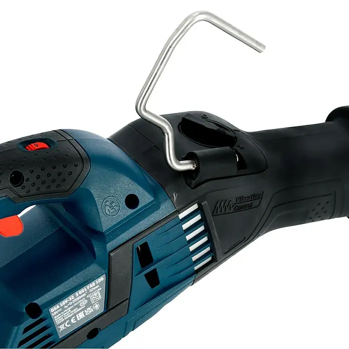 Bosch Professional AMPShare 18V Akku-Säbelsäge GSA 18V-32 - 18 V, Ohne Akku, 0 /min - 2.500 /min, Karton - Nahaufnahme einer Bosch GSA 18V-32 Akku-Säbelsäge, ein leistungsstarkes Werkzeug mit Vibrationskontrolle für präzise Schnitte.