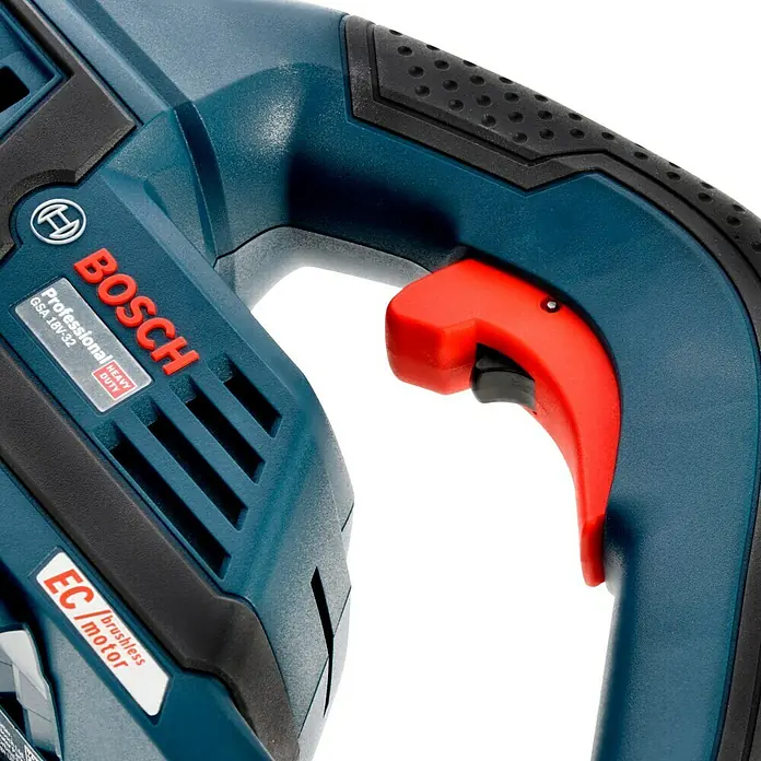 Bosch Professional AMPShare 18V Akku-Säbelsäge GSA 18V-32 - 18 V, Ohne Akku, 0 /min - 2.500 /min, Karton - Nahaufnahme einer Bosch GSA 18V-32 Akku-Säbelsäge, die die rote Auslösertaste und das robuste Design hervorhebt.