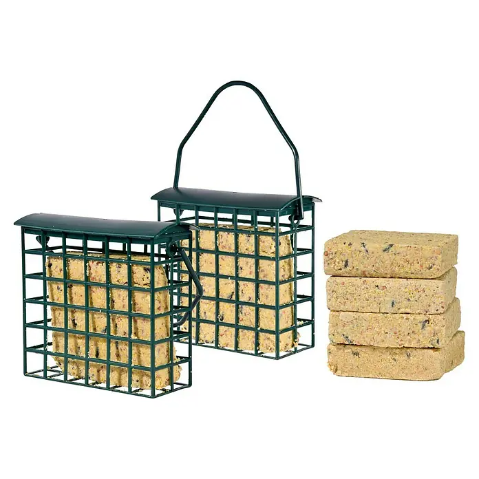 Dobar Wildvogelfutter Set - 8 Stk., Mit Futterspender - Das Bild zeigt zwei grüne Futterkörbe für Vögel, gefüllt mit Vogelfutterriegeln und einem Stapel loser Riegel daneben.