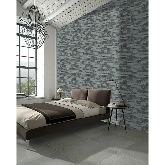 Verblendstein Durango Jet 8 - 50 x 33,3 cm, Hellgrau, Natursteinoptik - Einrichtungsidee mit einem stilvollen Doppelbett in einem modern eingerichteten Schlafzimmer mit grau gemusterter Wand und elegantem Bodenbelag.