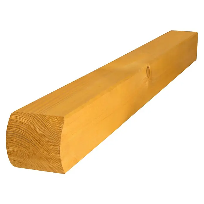 Holzpfosten Regensburg - L x B x H: 9 x 9 x 100 cm, Kiefer/Fichte - Nahaufnahme eines einzelnen Kantholzes, das die Maserung und Form des Holzes hervorhebt. Das Holz ist hellbraun und hat eine glatte Oberfläche.