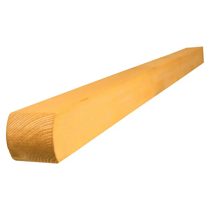 Holzpfosten Regensburg - Höhe: 190 cm, Kiefer/Fichte, Kieferfarbe - Detailaufnahme eines Kantholzes mit abgerundeten Kanten, die die Holzmaserung zeigen, ideal für Bau- und Handwerksprojekte.