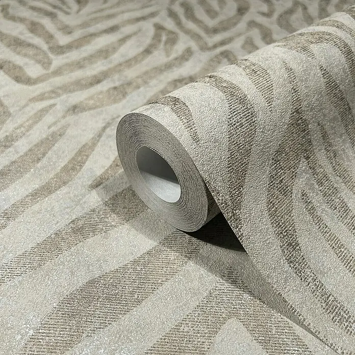 Marburg GZSZ Vliestapete Moderner Zebralook - Beige, Tieroptik, 10,05 x 0,53 m - Nahaufnahme einer Rolle gemusterter Tapete in Braun- und Beigetönen.