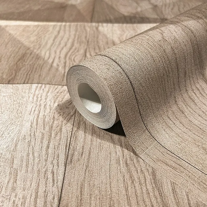 Marburg GZSZ Vliestapete Holzwand - Beige/Braun, 3D-Optik, 10,05 x 0,53 m - Nahaufnahme einer Rolle Holzstrukturtapete, die ein realistisches und stilvolles Design für die Inneneinrichtung bietet.