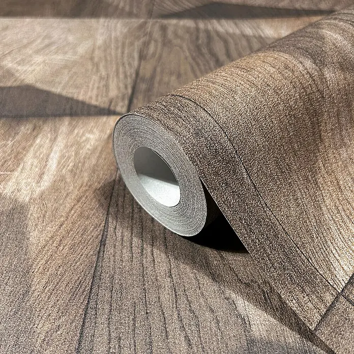 Marburg GZSZ Vliestapete Holzwand - Braun, 3D-Optik, 10,05 x 0,53 m - Nahaufnahme einer Rolle brauner Holzmaserungstapete, die eine natürliche und warme Ästhetik für die Inneneinrichtung bietet.