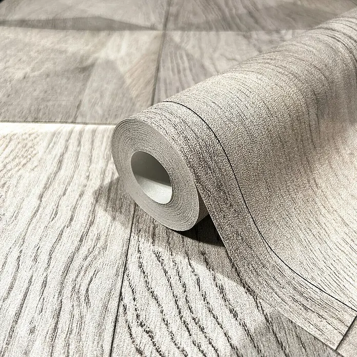 Marburg GZSZ Vliestapete Holzwand - Grau/Beige, 3D-Optik, 10,05 x 0,53 m - Nahaufnahme einer Rolle grauer Holzstrukturtapete, die die Maserung und Textur des Designs hervorhebt.