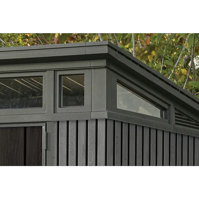 Keter Gerätehaus Signature Venetian Pent 7x7Außenmaß inkl. Dachüberstand (B x T): 216 x 218 cm, Kunststoff, Grau - Nahaufnahme eines Gartenhauses mit Fenstern, das Design und Verarbeitung des Gartenhauses hervorhebt.