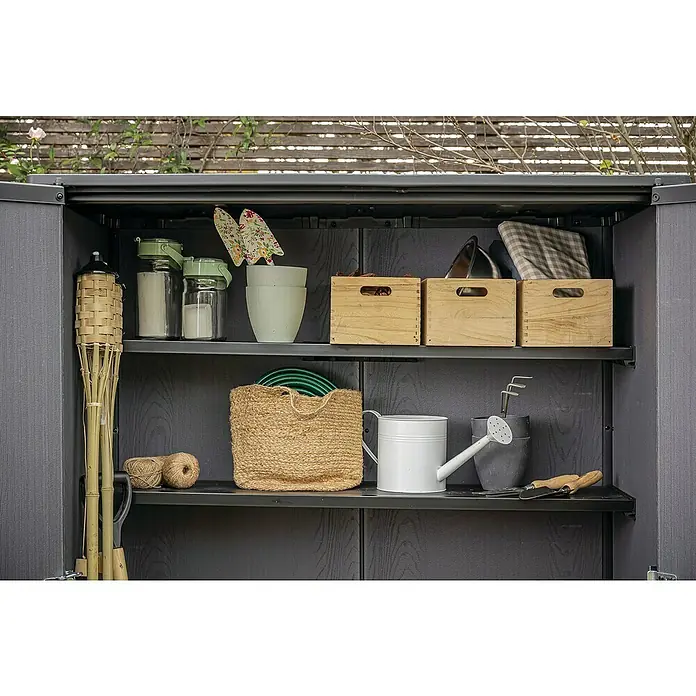 Keter Geräteschrank Signature Venetian High Store - Außenmaß inkl. Dachüberstand (B x T): 140 x 73,6 cm, Kunststoff, Grau - Ein grauer Gartenschrank mit Regalen, auf denen Gartengeräte, Töpfe, Holzkisten und andere Utensilien aufbewahrt werden.