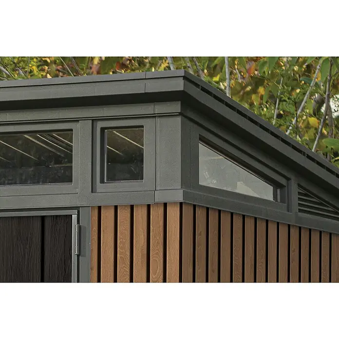 Keter Gerätehaus Signature Venetian Pent 11x7 - Außenmaß inkl. Dachüberstand (B x T): 340 x 218 cm, Kunststoff, Braun, 7,4 m² - Nahaufnahme eines Gartenhauses mit Holzverkleidung und Fenstern unter einem grauen Dach.