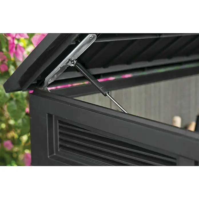 Keter Truhe Signature Venetian Grande StoreL x B x H: 109,3 x 190,5 x 132 cm, Grau - Detailaufnahme eines geöffneten Gartenmöbelstücks, das einen Gasdruckdämpfer zur Unterstützung des Deckels zeigt. Sichtbar sind auch Lüftungsschlitze.