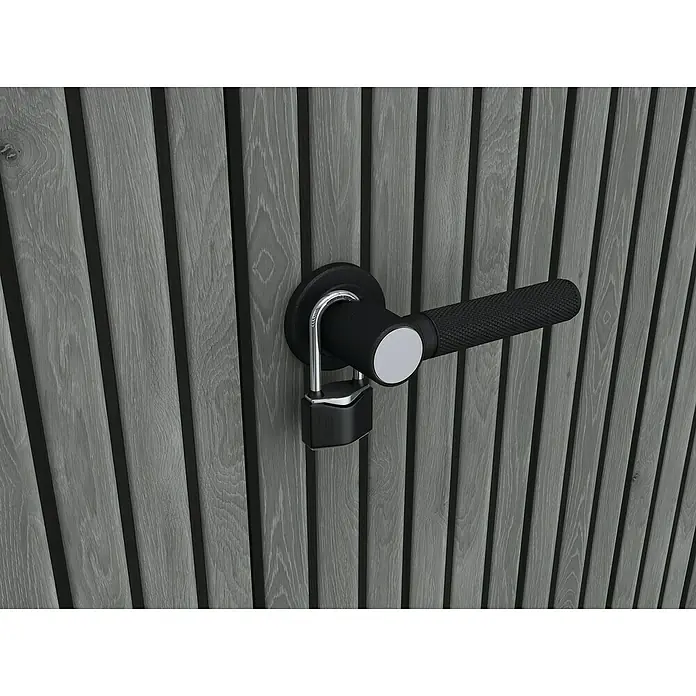 Keter Geräteschrank Signature Venetian High Store - Außenmaß inkl. Dachüberstand (B x T): 140 x 73,6 cm, Kunststoff, Grau - Nahaufnahme eines schwarzen Fahrradschlosses, das an einem Türgriff befestigt ist, mit grauen Holzpaneelen im Hintergrund.