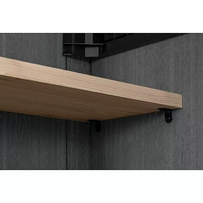 Keter Truhe Signature Venetian Grande Store - L x B x H: 109,3 x 190,5 x 132 cm, Braun - Helles Holzregal mit schwarzen Metallhalterungen an einer dunklen, strukturierten Wand.