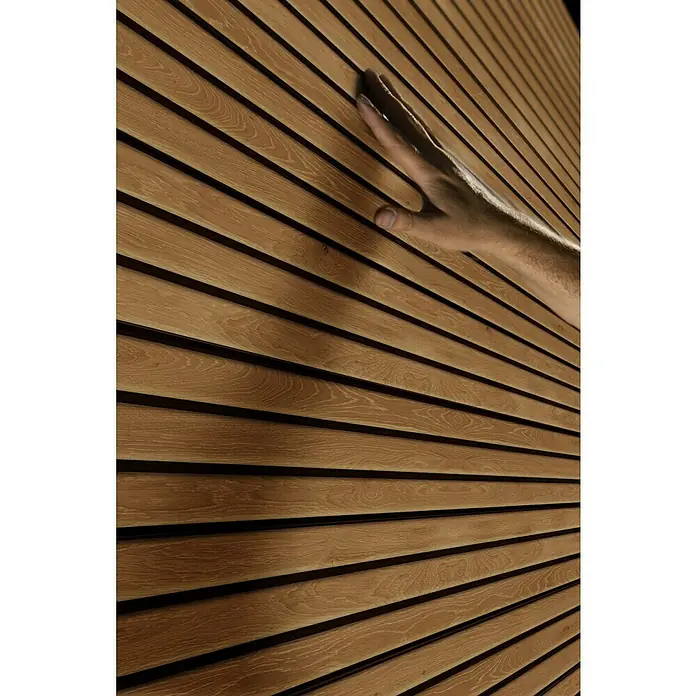 Keter Gerätehaus Signature Venetian Pent 9x7 - Außenmaß inkl. Dachüberstand (B x T): 277 x 218 cm, Kunststoff, Braun, 6 m² - Nahaufnahme einer Person, die eine Akustikplatte aus Holz mit feinen dunklen Linien und einer natürlichen Maserung berührt.