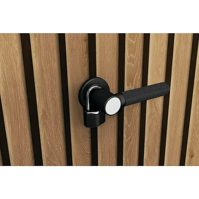 Keter Geräteschrank Signature Venetian High Store - Außenmaß inkl. Dachüberstand (B x T): 140 x 73,6 cm, Kunststoff, Braun - Nahaufnahme eines schwarzen Türgriffs mit einem weißen Akzent vor einem Hintergrund aus Holzlatten.