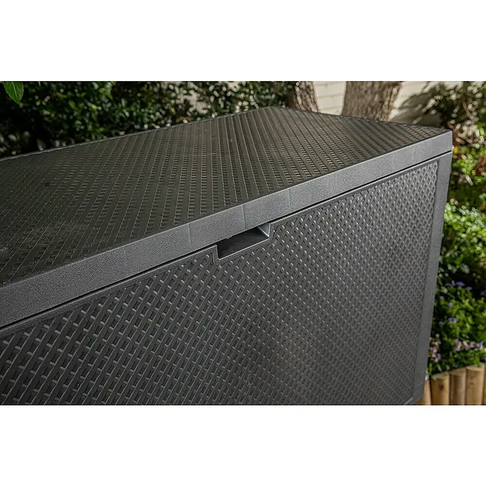 Keter Arcón para cojines de exterior Emily - 117,8 x 44,6 x 58 cm, Plástico, Gris - Primer plano de una caja de jardín de plástico negra con un diseño texturizado, perfecta para el almacenamiento al aire libre.
