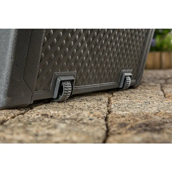 Keter Arcón para cojines de exterior Emily - 117,8 x 44,6 x 58 cm, Plástico, Gris - Primer plano de una jardinera con ruedas sobre una superficie de piedra, que muestra su facilidad de movilidad en el jardín.