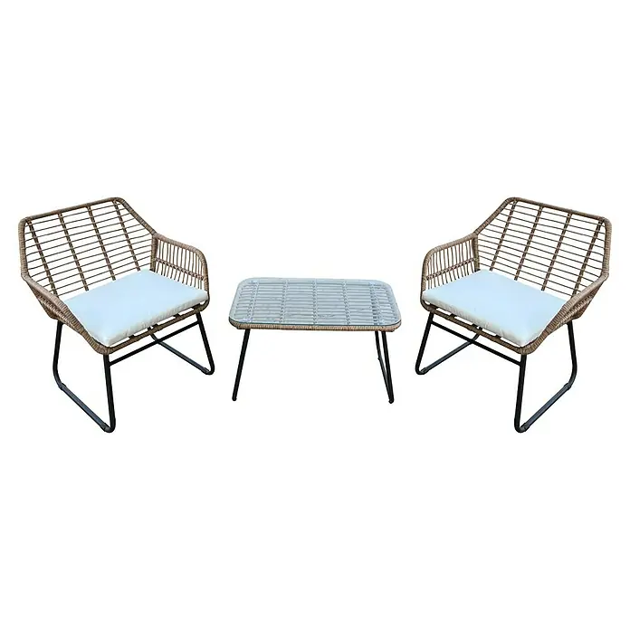 Conjunto de muebles Delfina - 3 pzs., Ratán sintético/Acero, Marrón - Dos sillas de ratán con cojines color crema y una mesa a juego con tablero de vidrio sobre un fondo negro.