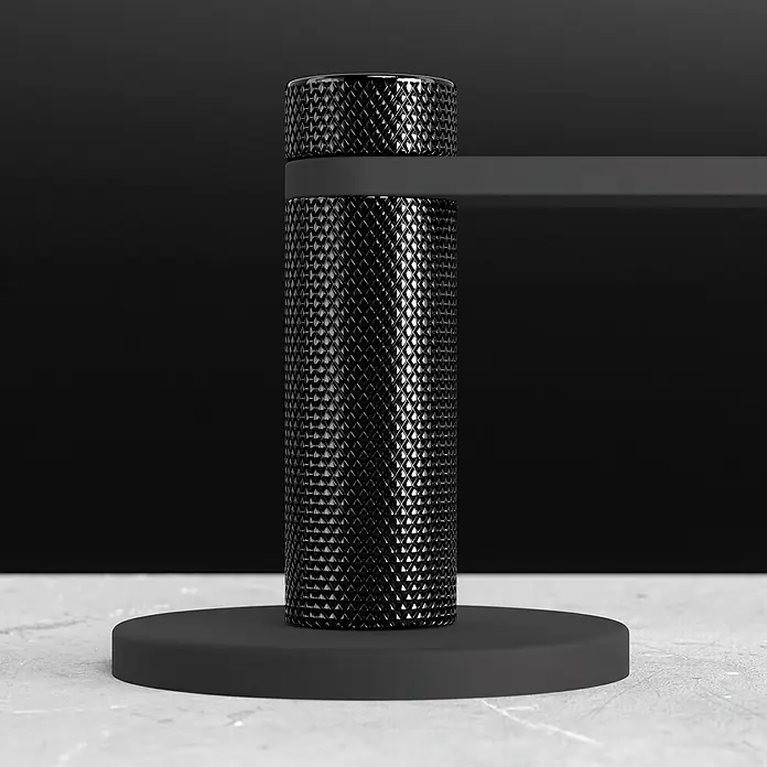 Toallero de barra Astral - 30 cm, Negro - Imagen de un grifo de agua negro y texturizado con un diseño cilíndrico, presentado sobre una base.