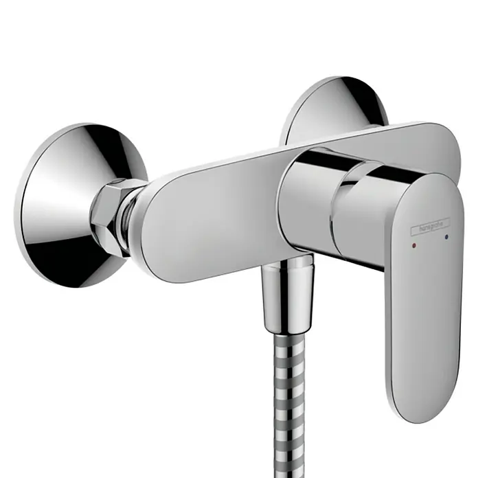 Hansgrohe Vernis Blend Brausearmatur - Chrom, Glänzend - Nahaufnahme einer glänzenden Chrom-Duscharmatur mit Schlauch und Hebel, die auf einem schwarzen Hintergrund montiert ist.