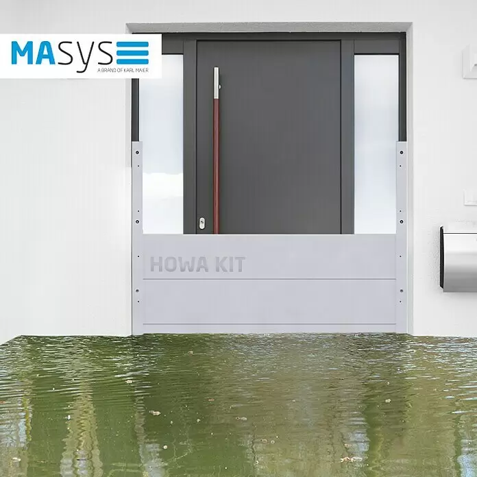 Masys Kit para inundaciones - 120 x 60 cm - Barrera modular gris contra inundaciones instalada frente a una puerta, conteniendo el agua con éxito.