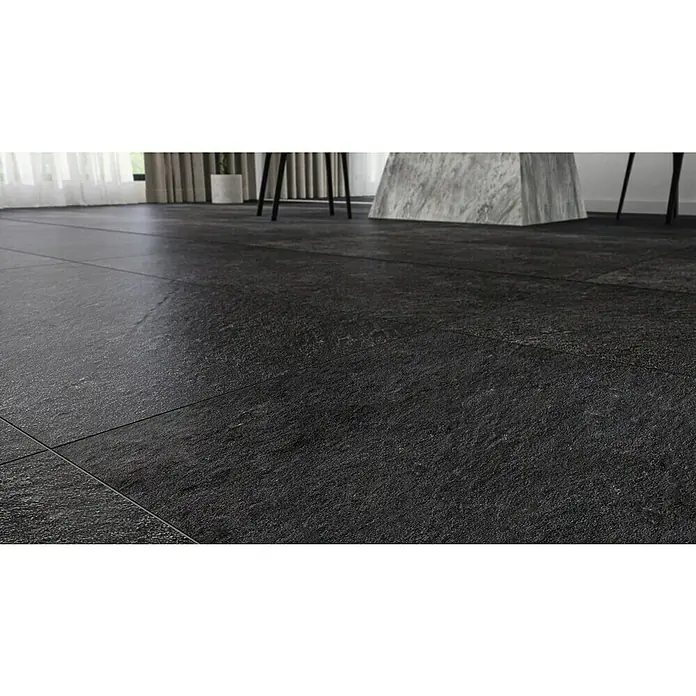 Feinsteinzeugfliese Lavagna Nera - 60 x 120 cm, Schwarz, Matt - Detailaufnahme des schwarzen Keramikbodens mit elegantem Design und hochwertiger Verarbeitung für ein stilvolles Ambiente.