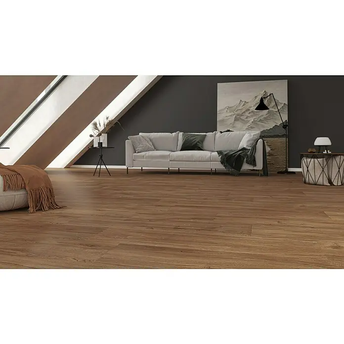 Harmonie by Palazzo Feinsteinzeugfliese - 30 x 120 cm, Eiche Dunkel, Matt - Einladendes Wohnzimmer mit Holzboden. Das Parkett verleiht dem Raum Wärme und Eleganz, perfekt für ein gemütliches Ambiente mit modernem Touch.