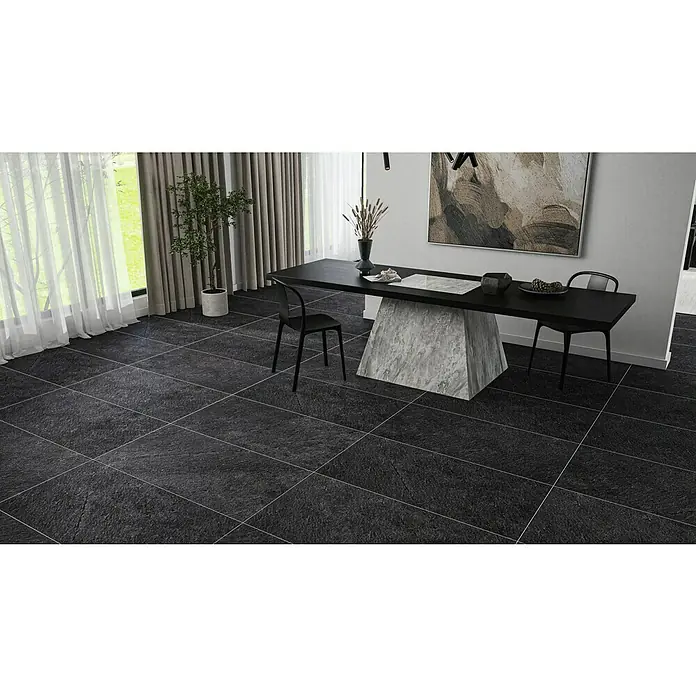 Feinsteinzeugfliese Lavagna Nera - 60 x 120 cm, Schwarz, Matt - Ein modernes Esszimmer mit einem Esstisch mit Marmorsockel, schwarzen Stühlen und dunkelgrauen Fliesen, die eine stilvolle Atmosphäre schaffen.