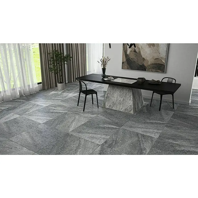 Terrassenfliese Cera 2.0 - 80 x 80 x 2 cm, Quarz Nero, Matt - Graue Bodenfliesen mit subtilen Wirbelmustern in einem hellen Esszimmer, die eine moderne und elegante Atmosphäre schaffen.