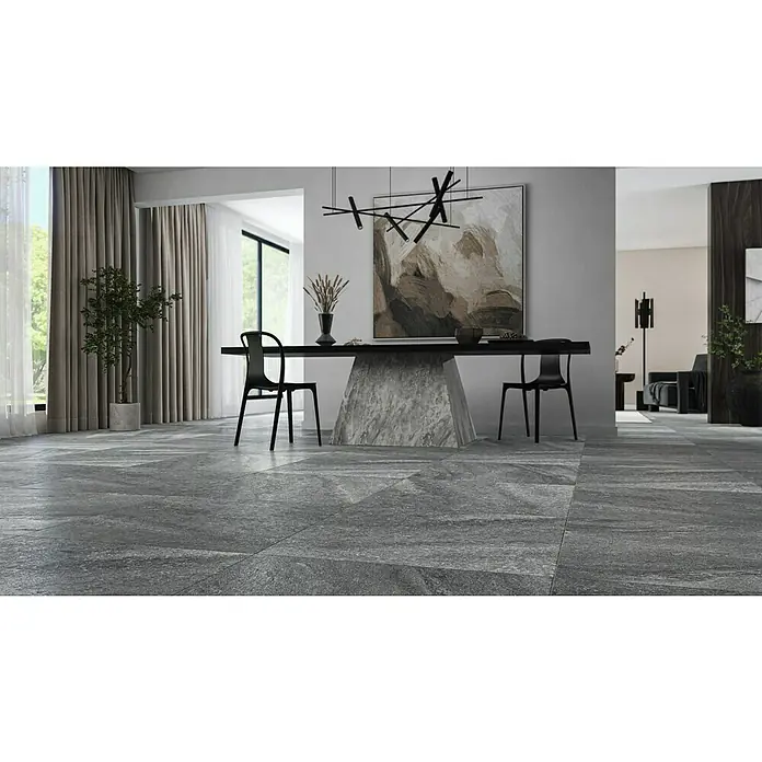 Terrassenfliese Cera 2.0 - 80 x 80 x 2 cm, Quarz Nero, Matt - Ein moderner Essbereich mit grauem Steinfußboden, einem Esstisch mit Betonfuß und schwarzen Stühlen unter einer modernen Pendelleuchte.