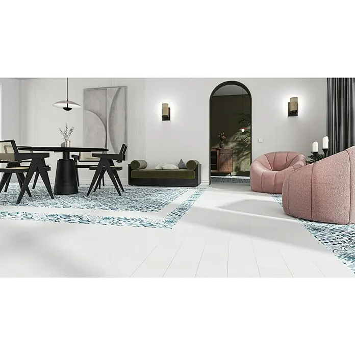 Modern Style Feinsteinzeugfliese Gregal - 15 x 15 cm, Blau/Weiß/Grau, Matt - Der Bodenbelag mit blau-weißem Muster verleiht diesem Interieur mit Esstisch und Sitzmöbeln einen besonderen Akzent.