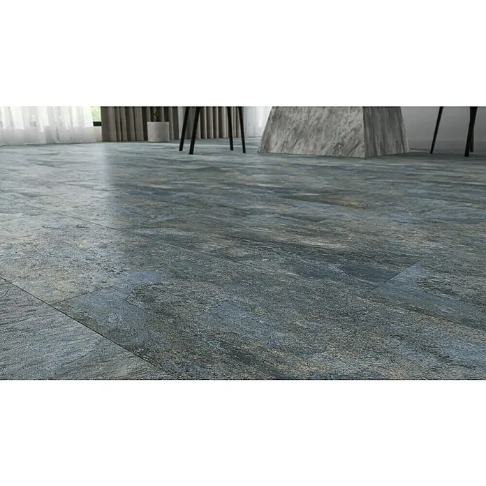 Decocer by Cinca Feinsteinzeugfliese Splash Azul - 30 x 60 cm, Blaugrau, Matt - Nahaufnahme des strukturierten, blaugrauen Bodens mit Holzdielenmuster, der Eleganz und moderne Optik in den Raum bringt.