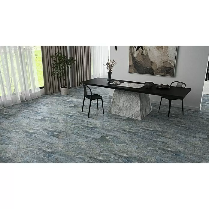 Decocer by Cinca Feinsteinzeugfliese Splash Azul neu - 30 x 60 cm, Blaugrau, Matt - Mehrfarbige blau-, grau- und braun-strukturierte Bodenfliesen, die Naturstein ähneln, in einem Esszimmer verlegt.