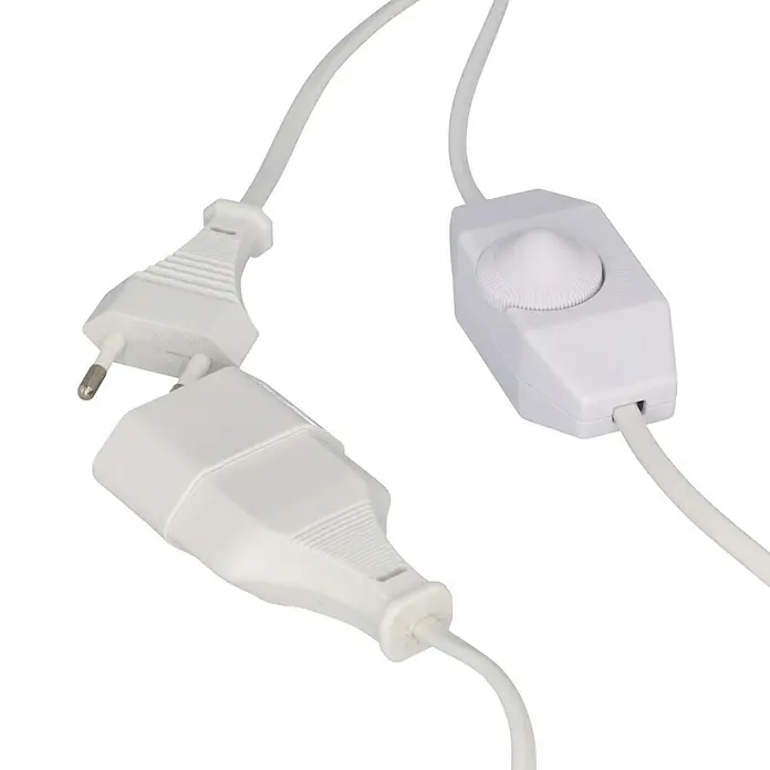 Verlängerungskabel mit Dimmer - Weiß, 1,6 m, H05VVH2-F - Nahaufnahme von weißen Stromkabeln, Steckern und einem Dimmschalter vor schwarzem Hintergrund.