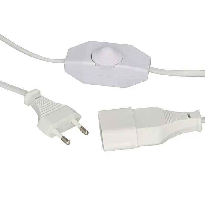 Verlängerungskabel mit Dimmer - Weiß, 1,6 m, H05VVH2-F - Nahaufnahme eines weißen Stromkabels mit Eurostecker, Schalter und IEC C13-Buchse auf schwarzem Hintergrund.