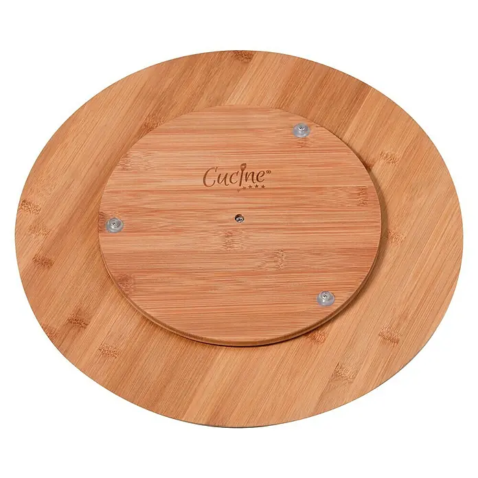 CUCINE DrehtellerBambus, Durchmesser: 40 cm - Nahaufnahme der Unterseite eines runden Cucina-Drehtellers aus Bambus mit Füßen und Markenzeichen.