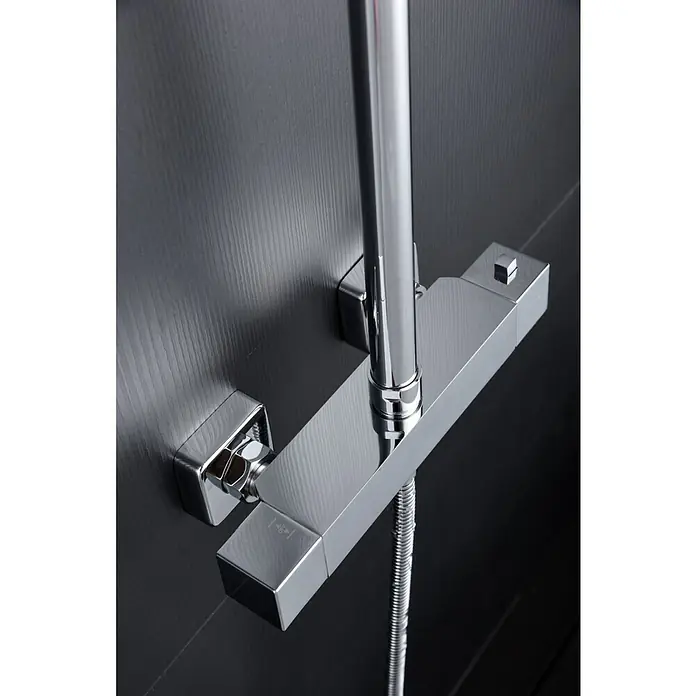 Imex Art Sistema de ducha - Grifo termostático, Cromo - Primer plano de un moderno grifo de ducha cromado con formas rectangulares limpias montado en una pared oscura.