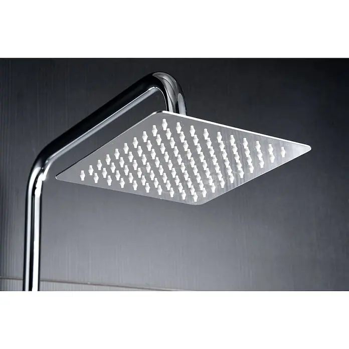 Imex Art Sistema de ducha - Grifo termostático, Cromo - Primer plano de un moderno cabezal de ducha cuadrado con un acabado cromado y finos chorros de agua.