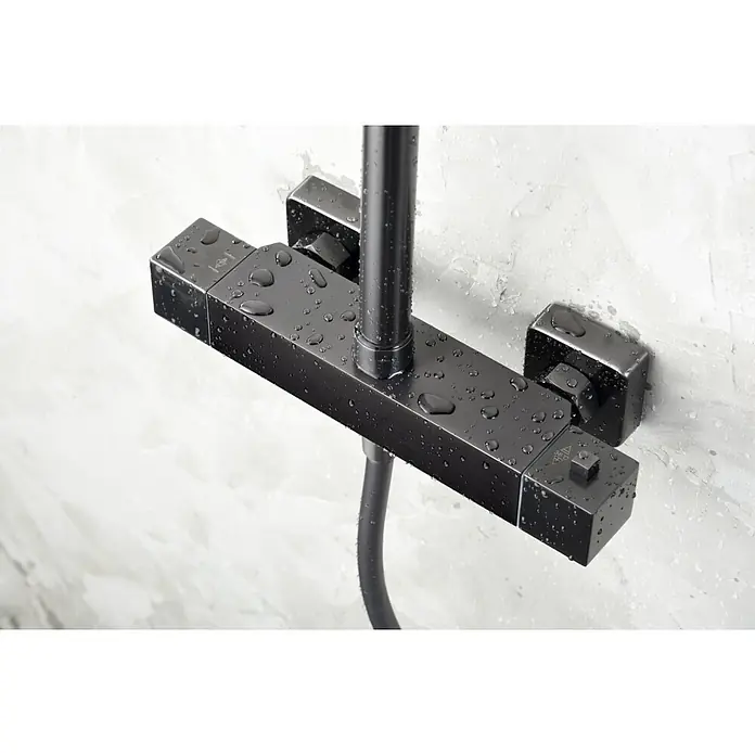 Imex Art Sistema de ducha - Grifo termostático, Black gun metal - Grifo de ducha negro con gotas de agua sobre una pared blanca.