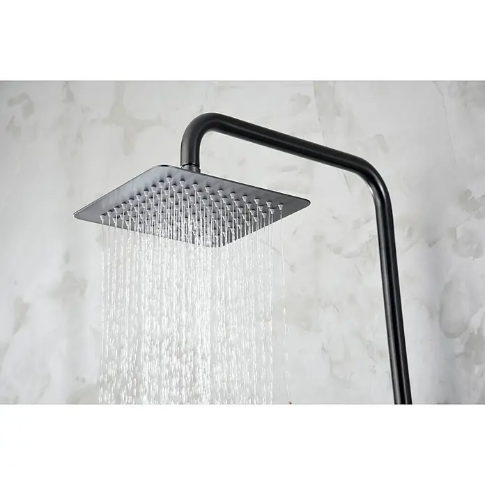 Imex Art Sistema de ducha - Grifo termostático, Black gun metal - Primer plano de un cabezal de ducha de lluvia negro cuadrado que dispensa agua. Perfecto para un diseño de baño moderno.